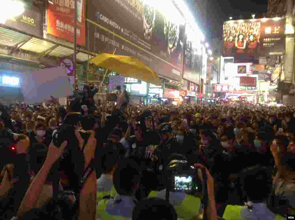 大批市民連續第二晚在旺角與警方「巷戰」 (美國之音海彥拍攝 )