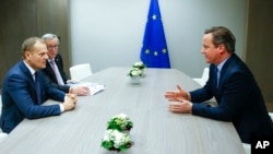 Presiden Dewan Eropa Donald Tusk, kiri, dan Presiden Komisi Eropa Jean-Claude Juncker, kedua kiri, bertemu dengan Perdana Menteri Inggris David Cameron dalam KTT UE di Brussels, 19 Februari 2016. 