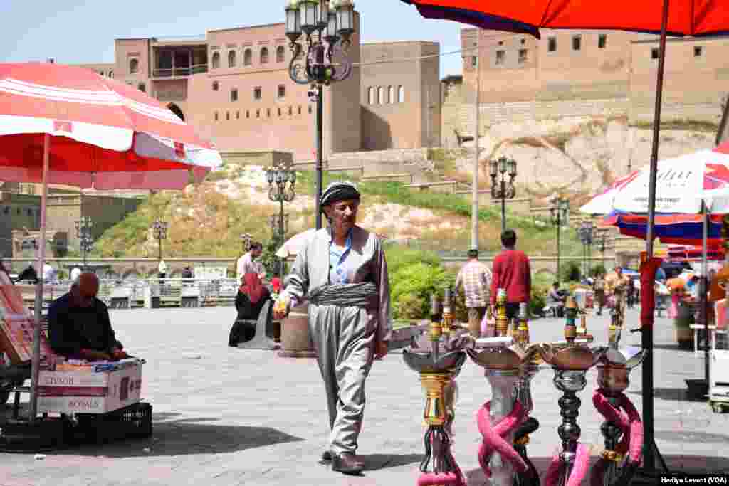 Wani mutum yana tafiya a cikin wata 'yar karamar kasuwa dake garin Irbil