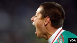 Javier "el chicharito" Hernández tuvo un primer tiempo frustrante ante El Salvador, pero en el segundo se desahogó con tres goles, el último desde el manchón penal.