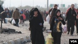 Warga terpaksa meninggalkan rumah mereka untuk menghindari pertempuran di Mosul, Irak, 14 Januari 2017. (H. Murdock/VOA).