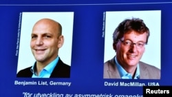 Las fotos de los ganadores del Premio Nobel de Química, Benjamin List y David MacMillan, aparecen en una pantalla de la Real Academia de Ciencias de Suecia el 6 de octubre de 2021.