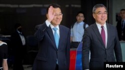 中國新任駐美大使謝鋒(揮手者）2023年5月23日抵達紐約肯尼迪國際機場。（路透社）