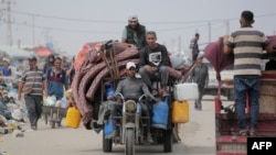 Warga Palestina menyelamatkan diri dari wilayah yang tak aman di selatan Jalur Gaza menyusul serangkaian serangan baru Israel, tiba di Khan Yunis, Selasa, 28 Mei 2024. (Foto: Bashar Taleb/AFP)