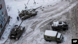 ARSIP - Tank-tank pasukan pemerintah Ukraina bertahan di halaman blok apartemen di Avdiivka, Ukraina timur, 1 Februari 2017 (foto: AP Photo/Evgeniy Maloletka)