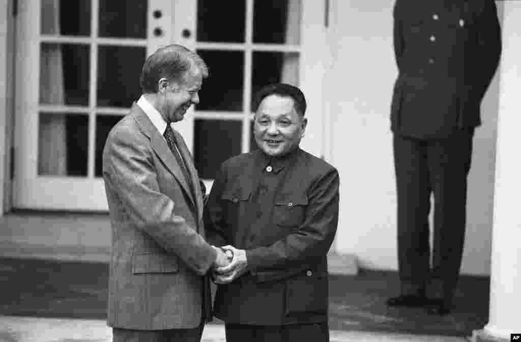 30 января 1979 год. Конец второго года президентства Картера был ознаменован одним из наиболее важных событий в истории американо-китайских отношений. В декабре 1978 года США и Китайская Народная Республика объявили о восстановлении дипломатических отношений. До этого Вашингтон поддерживал отношения исключительно с правительством Китайской республики на Тайване. На фото — Картер и заместитель премьера Госсовета КНР Дэн Сяопин.