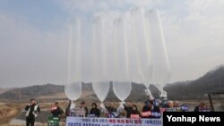 지난해 11월 경기도 연천군 중면 마거천 군사분계선 인근에서 대북전단을 살포하는 한국 보수단체들. 