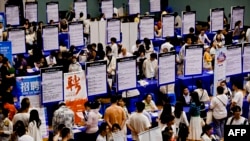 资料照片：求职者正在参加中国江苏省淮安市的招聘会。(2024年6月2日)