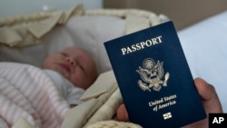 El gobierno estadounidense anunció el jueves nuevas restricciones de visa para coartar el "turismo de maternidad", en el que mujeres viajan a Estados Unidos a dar a luz a fin de que sus bebés tengan la codiciada ciudadanía estadounidense. Foto archivo AP.