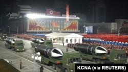 朝鲜在2021年1月14日的阅兵式上展示新型导弹
