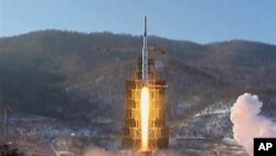 12일 북한이 동창리에서 쏘아올린 은하3호 로켓 발사 장면.