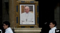 Una foto del Papa Francisco adorna una pared durante la Misa del Miércoles de Ceniza en la Catedral de Nuestra Señora de La Paz, Bolivia, el 5 de marzo de 2025.