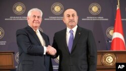Rex Tillerson et son homologue turc Mevlüt Cavusoglu à Ankara, Turquie, le 16 février 2018 