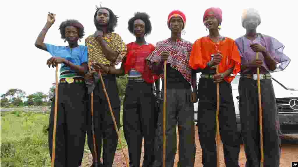 Fulani makiyaya da mata sun halarci wasan sukuwa a garin Bida Jihar Neja ranar 23 watan Yuni 2013.