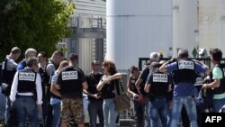Polisi Perancis mengamankan pintu masuk perusahaan Air Products di Saint-Quentin-Fallavier, dekat Lyon, Perancis tengah timur (26/6).
