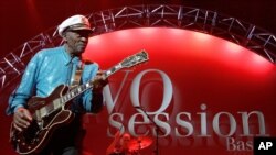 Le légendaire Chuck Berry donne un concert à Basel, en Suisse, le 13 novembre 2007.