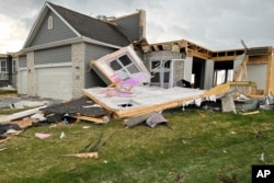 Una casa destruida al noroeste de Omaha, Nebraska, después de que una tormenta azotó el área el viernes 26 de abril de 2024.