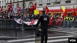 Integrantes de lc omunidad franco-turca realizaron protestas cerca del parlamento en París.