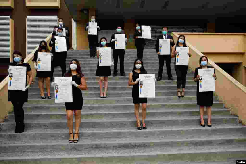 El Salvador: Estudiantes de la carrera de medicina posan para una foto de graduación después de obtener sus títulos de doctores en la Universidad Nacional de El Salvador (UES). La ceremonia de graduación se suspendió debido a la cuarentena que el gobierno ha establecido en todo el país para prevenir la propagación del coronavirus.