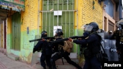 Oficiales de policía peruanos operan mientras los manifestantes realizan una protesta exigiendo elecciones anticipadas y la liberación del expresidente Pedro Castillo, en Juliaca, Perú, el 8 de enero de 2023.