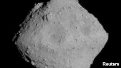 ARCHIVO - Los nuevos hallazgos encajan bien con la hipótesis de que cuerpos como cometas, asteroides y meteoritos que bombardearon la Tierra primitiva sembraron el planeta con compuestos que ayudaron a allanar el camino para los primeros microbios.