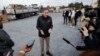 El secretario de Estado de Estados Unidos Antony Blinken habla el domingo 19 de febrero de 2023 mientras militares norteamericanos cargan paquetes de ayuda en un vehículo en la Base Aérea Incirlik cerca de Adana, Turquía.
