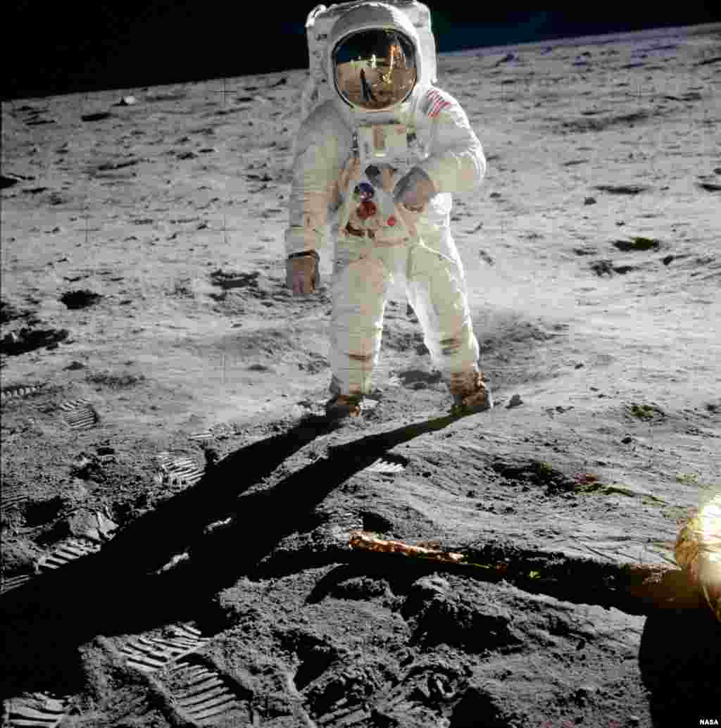 Высадка на Луну, 21 июля 1969 Первый человек на Луне - Нил Армстронг - сделал снимок своего коллеги Базза Олдрина во время миссии «Аполлон-11». В отражении шлема Олдрина можно заметить самого Армстронга. Высадка происходила в регионе Луны, именуемом Морем спокойствия. Астронавты совершили один выход на лунную поверхность, который продолжался два часа. В это время пилот командного модуля Майкл Коллинз ждал их на окололунной орбите. 📸: AP Photo/NASA, Neil Armstrong