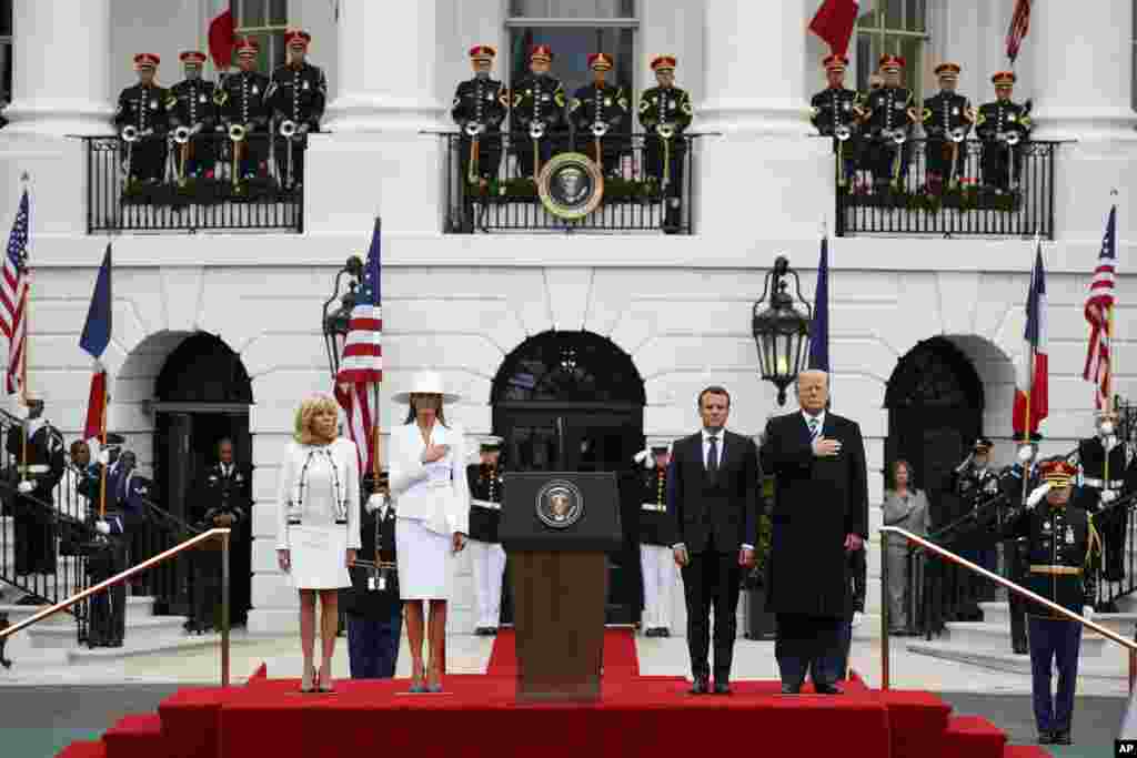 Le président Donald Trump et la première Dame Melania Trump avec le président français Emmanuel Macron et son épouse Brigitte Macron lors de la cérémonie d'arrivée sur la pelouse de la Maison Blanche à Washington, le 24 avril 2018