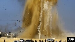 Des Palestiniens tentant de fuir après un raid aérien israélien sur une position du Hamas, Bande de Gaza, le 6 février 2017. 