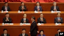 中国国家主席习近平在北京人民大会堂举行的解放军建军90周年大会上。在人们的掌声中走向讲台，发表讲话 (2017年8月1日)。