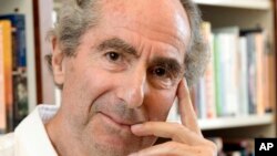 El escritor falleció en un hospital de la ciudad de Nueva York por una insuficiencia cardíaca congestiva, según confirmó su agente literario, Andrew Wylie. 