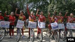 Warga Tibet di New Delhi, India melakukan unjuk rasa pro-Tibet memperingati pergolakan di Lhasa (28/9).