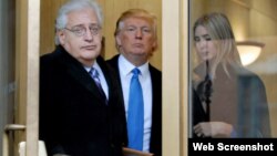 El abogado David Friedman, visto aquí con Donald Trump y su hija Ivanka, es el escogido para representar a Estados Unidos en Israel.
