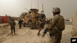 美军士兵守卫在一个在阿富汗的军事基地入口处(资料照片)