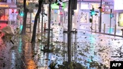 2023年9月1日，在香港銅鑼灣的一條街上，颱風“蘇拉”帶來的強風導致碎片飛揚。（法新社）