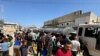 El calor del verano intensifica el sufrimiento de los palestinos desplazados en Gaza, con temperaturas superiores a 30 grados Celsius y una grave escasez de agua y electricidad, mientras luchan contra el aumento de enfermedades y condiciones de vida insalubres.