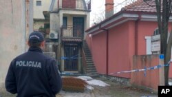 Un oficial de policía hace guardia en la escena después de un tiroteo en un bar, en Cetinje, 36 kilómetros (22 millas) al oeste de Podogrica, Montenegro, el 2 de enero de 2025.