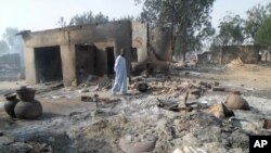 Un homme passe par des restes de maisons brûlées après une attaque de Boko Haram à Dalori près de Maiduguri, Nigeria, le 31 janvier 2016.