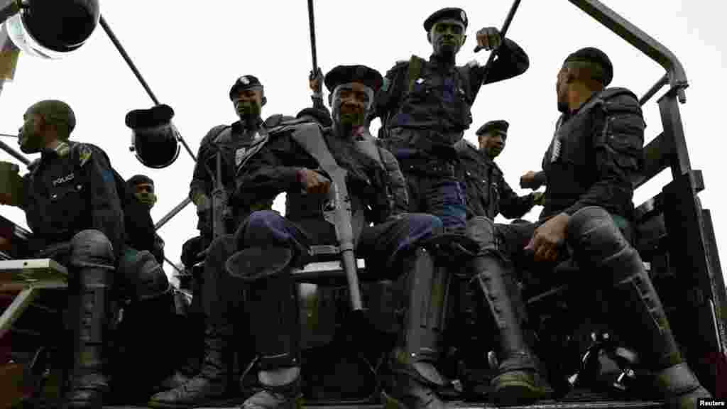 Des policiers sont en patrouille, lors d'une manifestation contre le président Joseph Kabila, à Kinshasa, le 19 septembre 2016.