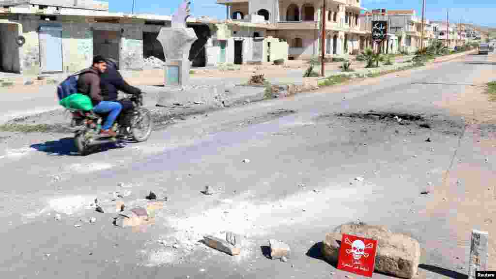 Rótulo de peligro colocado en el sitio del ataque. Lee: "Peligro, explosivos sin detonar". 