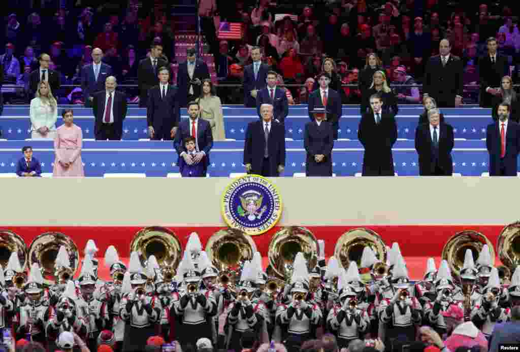 Presidente Donald Trump, a primeira-dama Melania Trump. O vice-presidente J.D. Vance, a segunda-dama Usha Vance, os seus filhos Ewan e Vivek, Barron Trump, Viktor Knavs e Donald Trump Jr. participam num comício no dia da tomada de posse dentro da Capital One, em Washington, a 20 de janeiro de 2025.