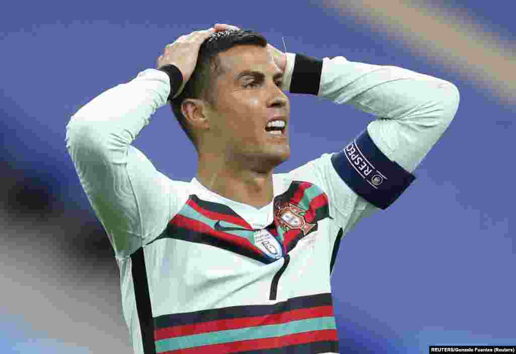 Cristiano Ronaldo, Juventus - Forward - Left Winger Cristiano Ronaldo, daya daga cikin manyan tauraruwar kwallon kafa kuma daga cikin shahararrun ‘yan wasa a duniya, gwaji ya tabbatar cewa ya kamu da cutar coronavirus, kungiyar kwallon kafa ta Portugal ta sanar a ranar 13 ga Oktoba Dan wasan gaban na Juventus mai shekara 35 yana cikin koshin lafiya, kuma ba shi da alamun cutar a cewar kungiyar.