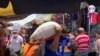 Nicaragüenses salen a las calles usando máscaras para protegerse del coronavirus. [Foto: Daliana Ocaña]