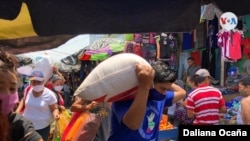 Nicaragüenses salen a las calles usando máscaras para protegerse del coronavirus. [Foto: Daliana Ocaña]