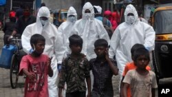 Petugas kesehatan tiba di sebuah kawasan kumuh di Mumbai, India, untuk melakukan pencarian warga dengan gejala Covid-19, 10 Juli 2020. (Foto: dok)