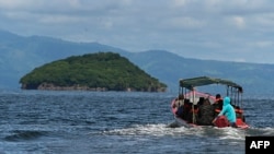 Soldados del Ejército y miembros de la Base Naval de Honduras se dirigen a la Isla Conejo -120 kms al sur de Tegucigalpa- para izar la bandera nacional, el 1 de septiembre de 2021.