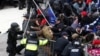 ARHIVA - Pristalice bivšeg predsednika Donalda Trampa probijaju policijski kordon, 6. januar 2021. godine (Foto: AP)