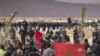 Des agriculteurs marocains protestent dans la ville de Figuig, le 18 mars 2021, après que les autorités algériennes ont expulsé les producteurs de dattes du territoire algérien dans une zone frontalière qu'ils sont traditionnellement autorisés à exploiter. 