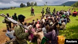 Para tentara Kongo menjaga para anggota pemberontak M23 yang menyerahkan diri di kota Rutshuru, dekat Goma (5/11). 