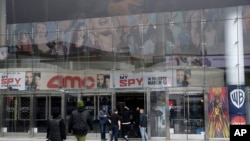 Las personas que quieren desconectarse de la pandemia asisten a desiertas salas de cine. Pero a[un ah[i deben respetar la reglas de los seis pies de distancia.